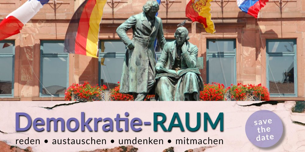 Foto des Denkmals der Brüder Grimm mit europäischen Flaggen im Hintergrund. Im Vordergrund ein Banner mit den Angaben zur Veranstaltung