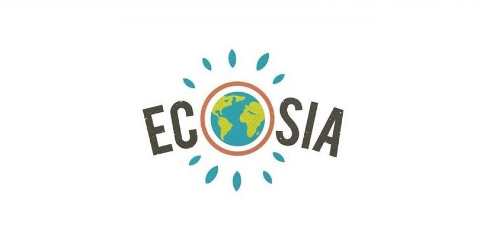 Logo der Suchmaschiene Ecosia zeigt die Erde mit angedeuteten grünen Bäumen rum herum