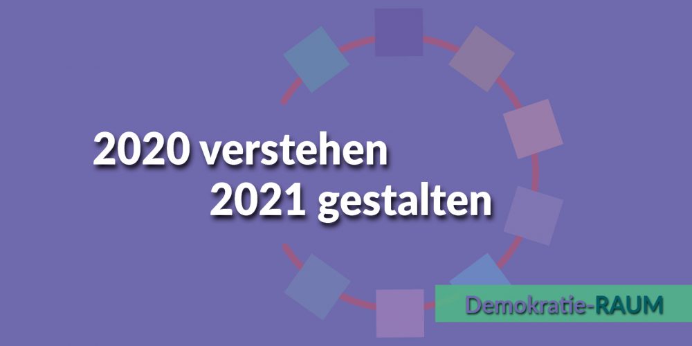 Auf Lila ist der Schriftzug 2020 verstehen 2021 gestalten zu sehen. Das Motto des Demokratie-RAUM 2020. Im Hintergrund ist ein Teil des Logos von Menschen in Hanau.