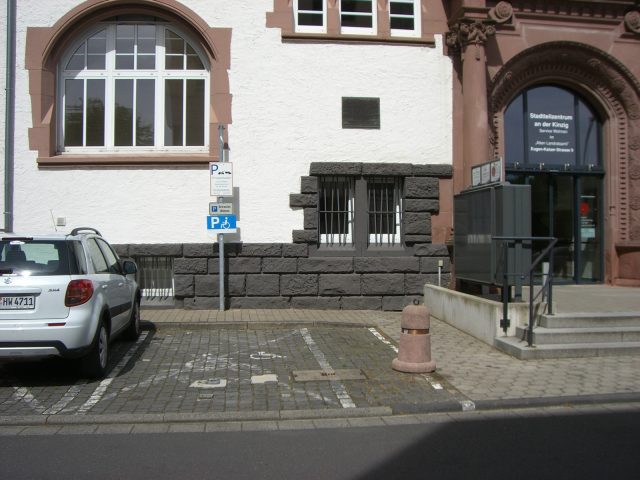 Behindertenparkplatz (4 Stellplätze) – Eugen-Kaiser-Straße / Höhe Haus Nr. 7 (vor KCA – Kommunales Center für Arbeit), 63450 Hanau