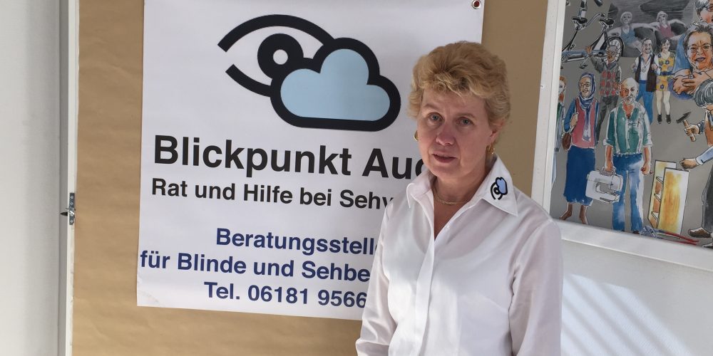 Ihr Ansprechpartner vor Ort: Frau Silvia Schäfer (auf dem Bild zu sehen vor einem Plakat 'Blickpunkt Auge')