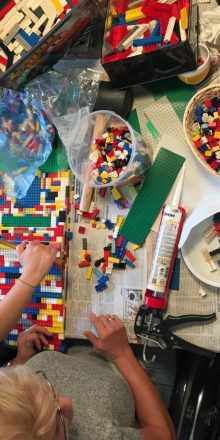 Gemeinsames Bauerlebnis: LEGO-Rampe für den Stadtteilladen
