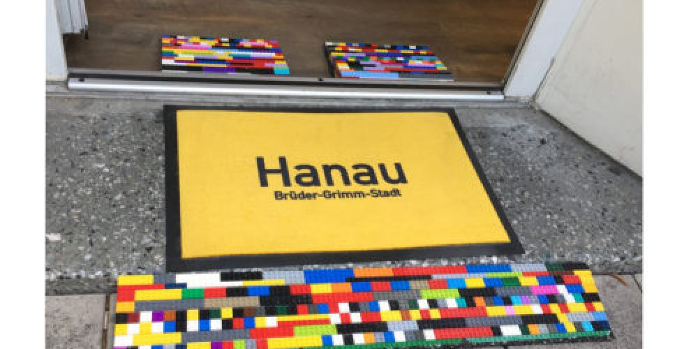 Die erste LEGO-Rampe ist hier zu sehen, die am Hanau Laden in der Innenstadt liegt. In der Mitte ist ein Fußabtreter mit der Aufschrift Hanau zu sehen.