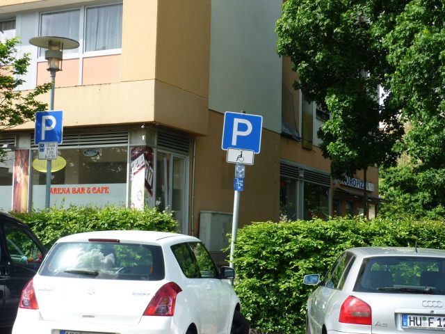Behindertenparkplatz (1 Stellplatz) – Kurt-Schumacher-Platz, 63454 Hanau