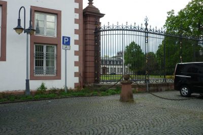 Behindertenparkplatz (2 Stellplätze) &#8211; Phillippsruher Allee 45 / links neben dem Haupttor zum Schloßpark bzw. Schloß Philippsruhe, 63454 Hanau