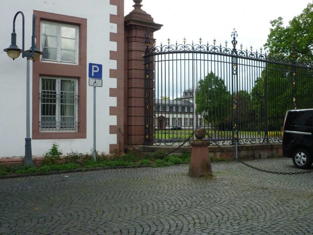Behindertenparkplatz (2 Stellplätze) – Phillippsruher Allee 45 / links neben dem Haupttor zum Schloßpark bzw. Schloß Philippsruhe, 63454 Hanau