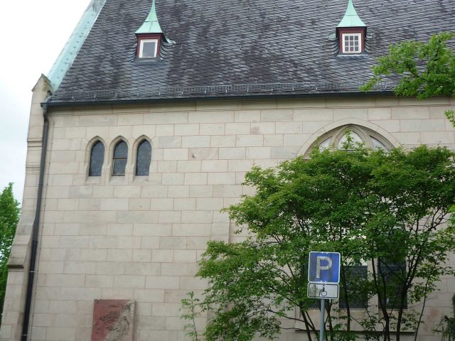 Behindertenparkplatz (1 Stellplatz) – Phillippsruher Allee / zwischen der ev. Friedenskirche und dem Gasthof “Zum Anker”, 63454 Hanau