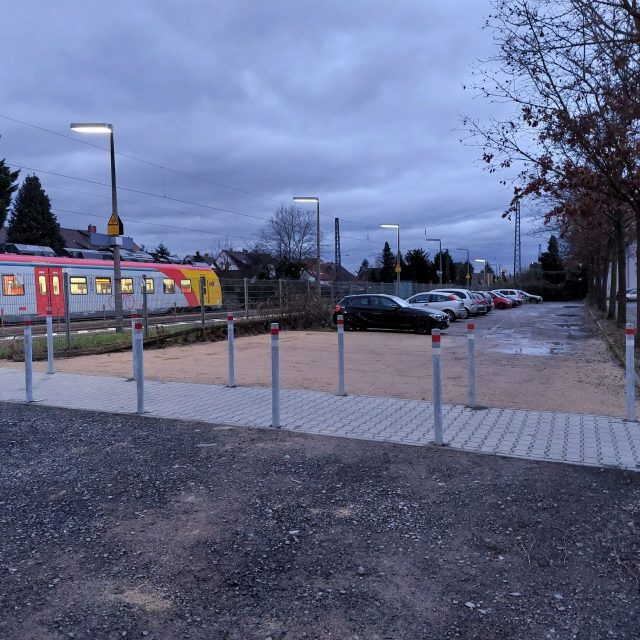 Neu gestalteter Zugang: Bahnhof Großauheim