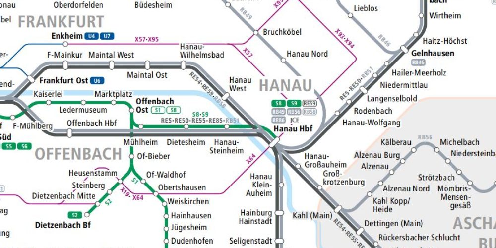 In einem Ausschnitt aus einer Liniennetzkarte sind Zug- und Busverbindungen rund um Hanau zu sehen.
