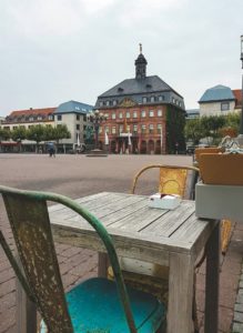 Mohammed mag den Marktplatz und hat diesen daher mit Blick auf das alte Rathaus der Neustadt Hanau fotografiert.