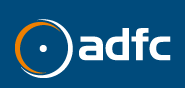 Logo des ADFC auf blauem Grund. Links ein Kreis in orange-weiß.