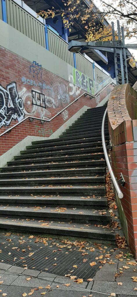 Zu sehen ist die steile Treppe zu den Bahnsteigen des Bahnhofs Steinheim